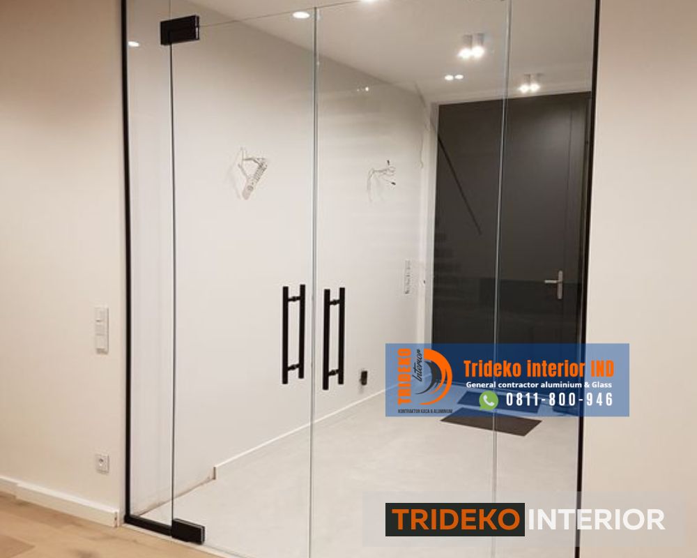 Partisi kaca tempered dengan desain minimalis
